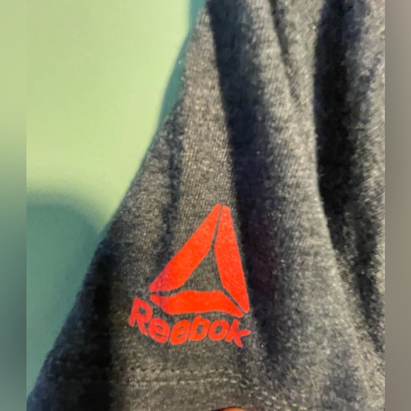 Reebok ladies gray T-shirt featuring red flag, size S - Picture 5 of 6